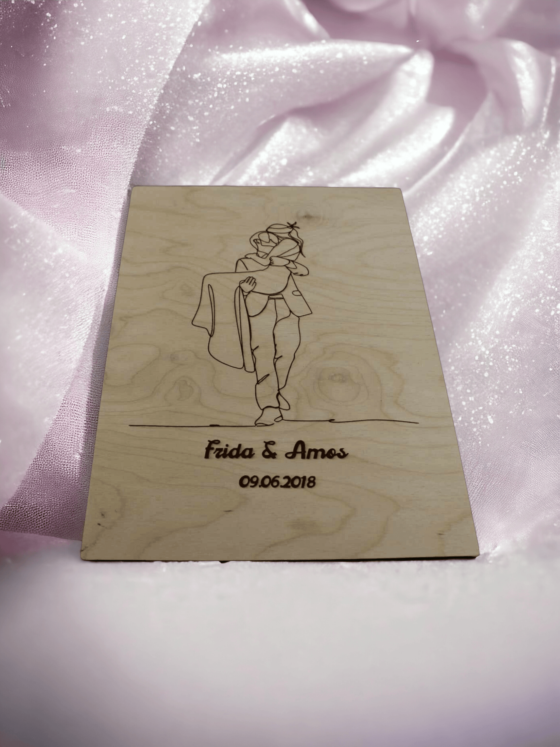 Mann hält Frau Gravur, Name/D, personalisiert, Holzgeschenk - Styon