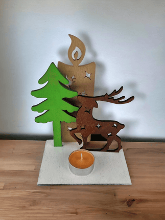 Mehrfarbige Kerze mit Tannenbaum, Kerze und Hirschen - Styon