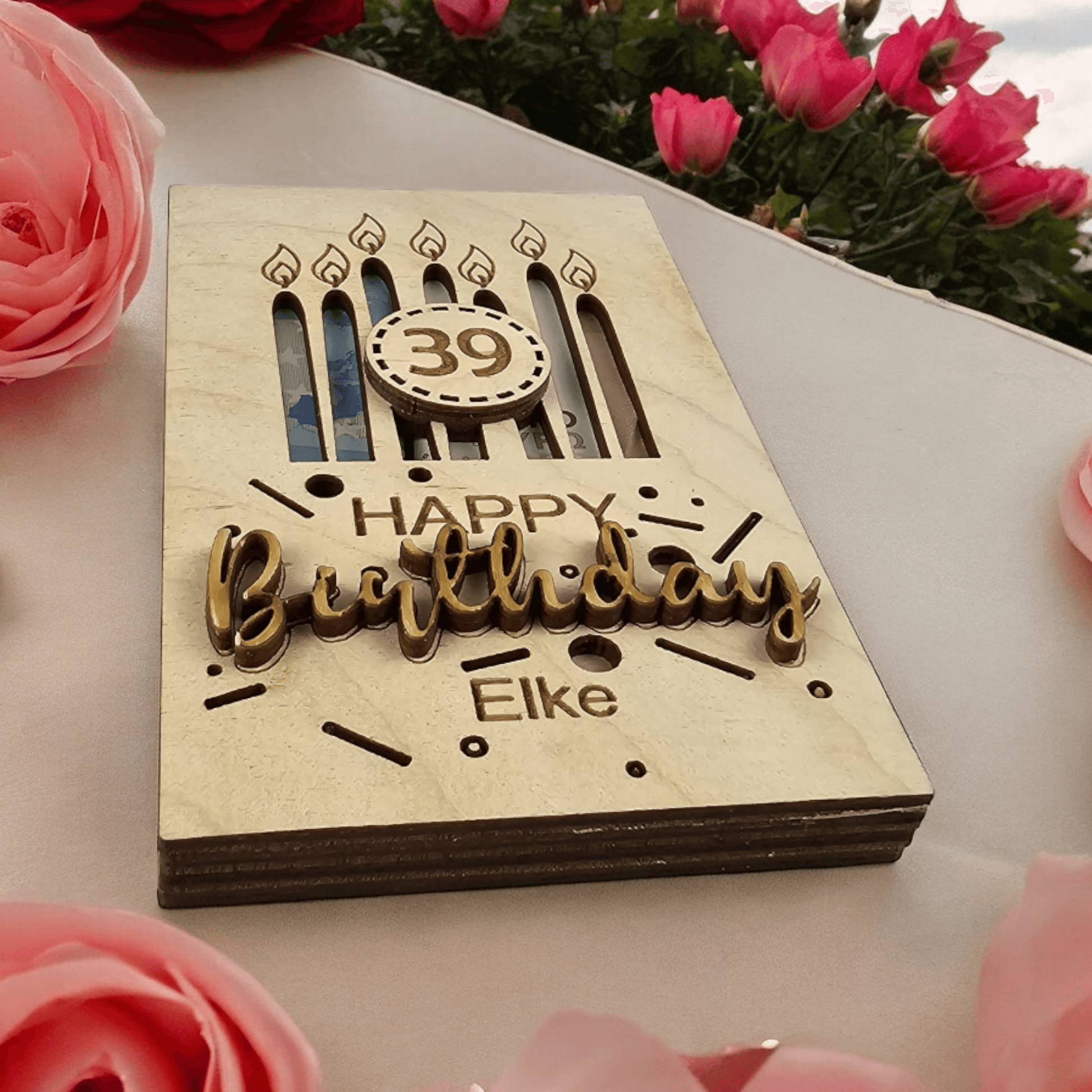 Glücklicher Empfänger mit personalisiertem Geburtstagsgeschenk – Freude und Überraschung garantiert.