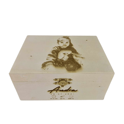 Personalisierte Holzkiste mit Portrait, graviertes Babybild - Styon