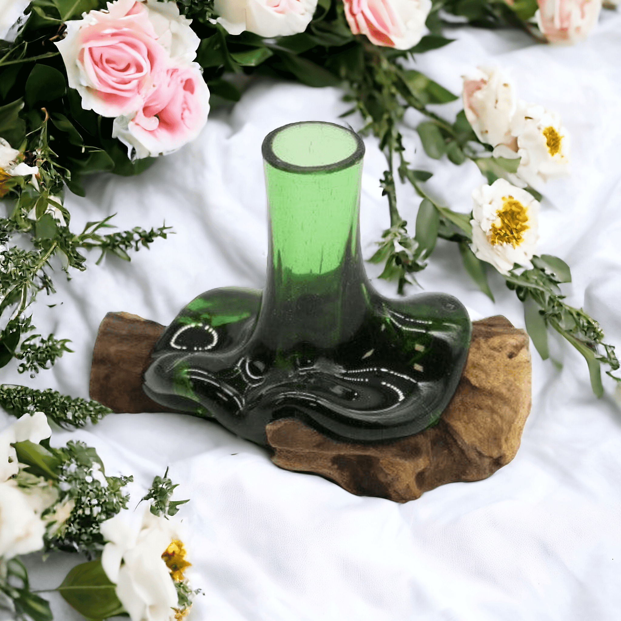 Recycelte Bierflaschen - Mini-Blumenvase auf Holz - Styon