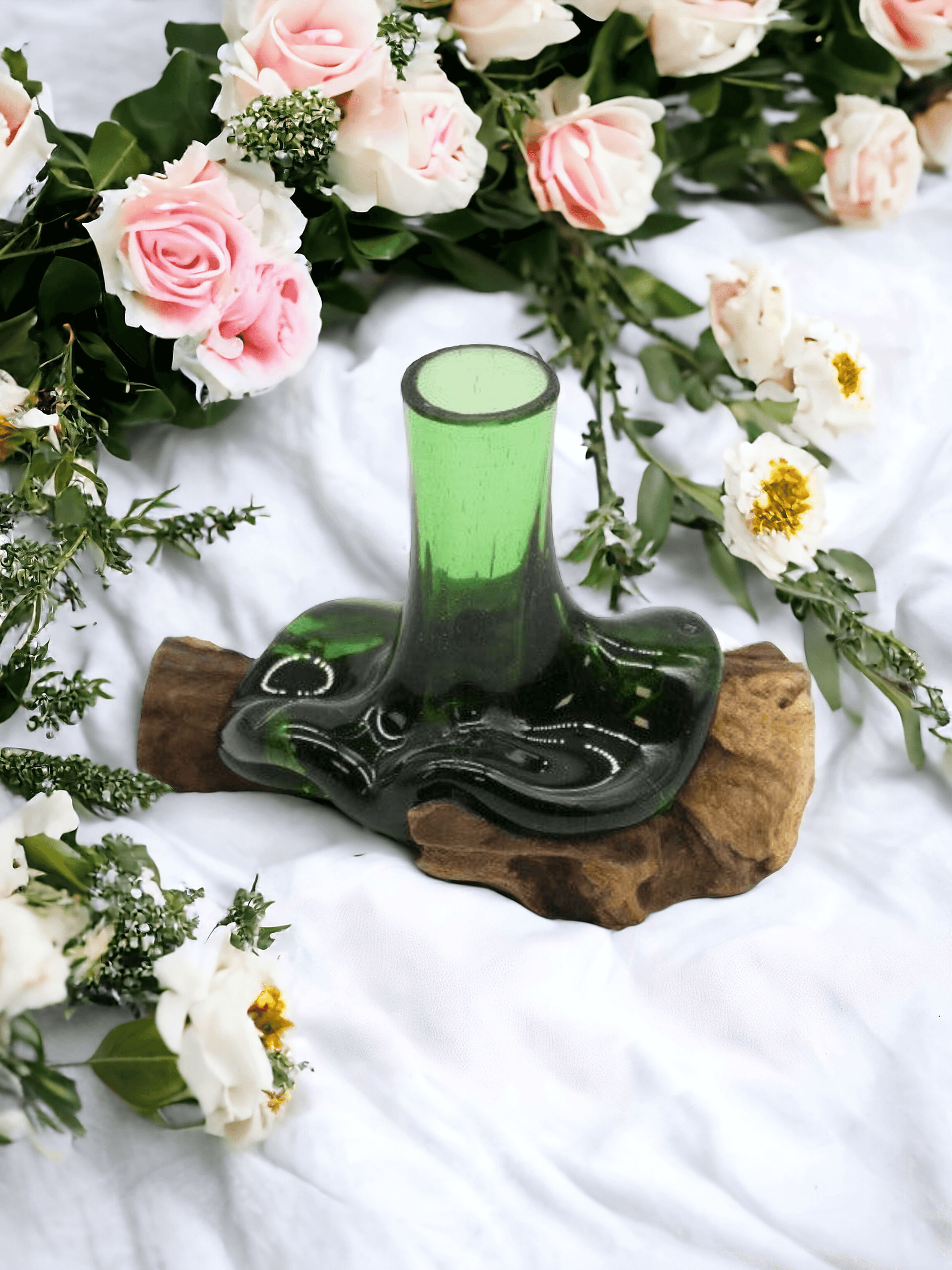 Recycelte Bierflaschen - Mini-Blumenvase auf Holz - Styon