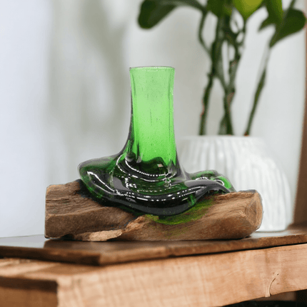Recycelte Bierflaschen - Mini-Blumenvase auf Holz - Styon