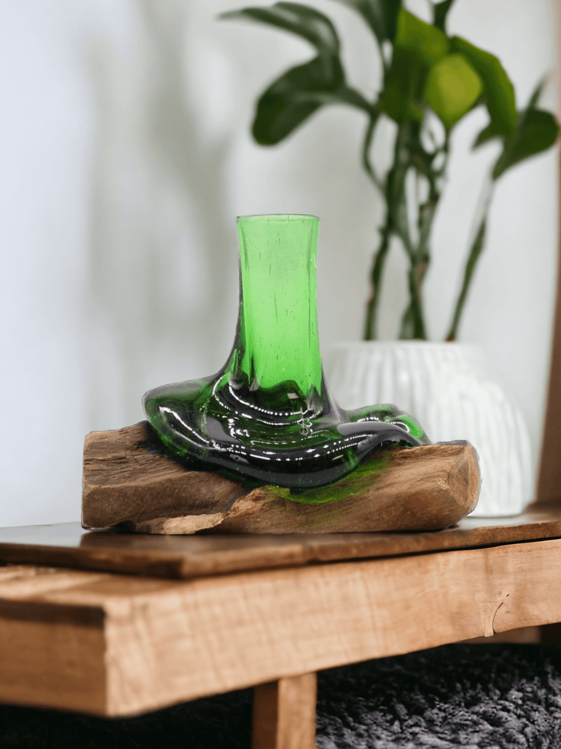 Recycelte Bierflaschen - Mini-Blumenvase auf Holz - Styon