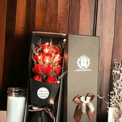 Rosenstrauß, Seifenrosen Geschenkbox mit Lichterkette - Styon
