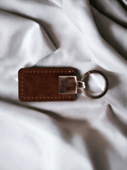 Schlüsselanhänger mit Metallplatte aus Leder - Styon