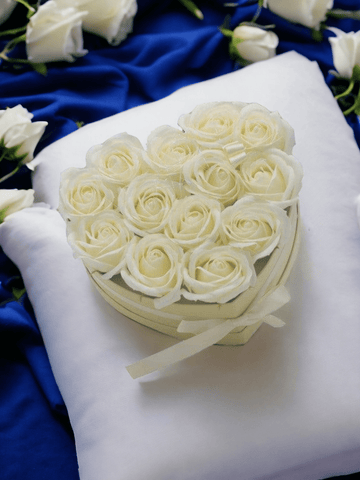 Seifenblumen-Geschenk Sträußchen - 13 cremefarbene Rosen - Herz - Styon