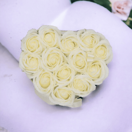 Seifenblumen-Geschenk Sträußchen - 13 cremefarbene Rosen - Herz - Styon