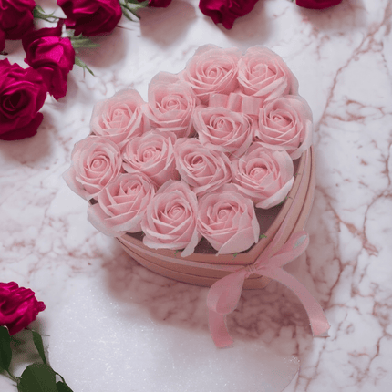 Seifenblumen-Geschenkstrauß - 13 rosa Rosen - Herz - Styon