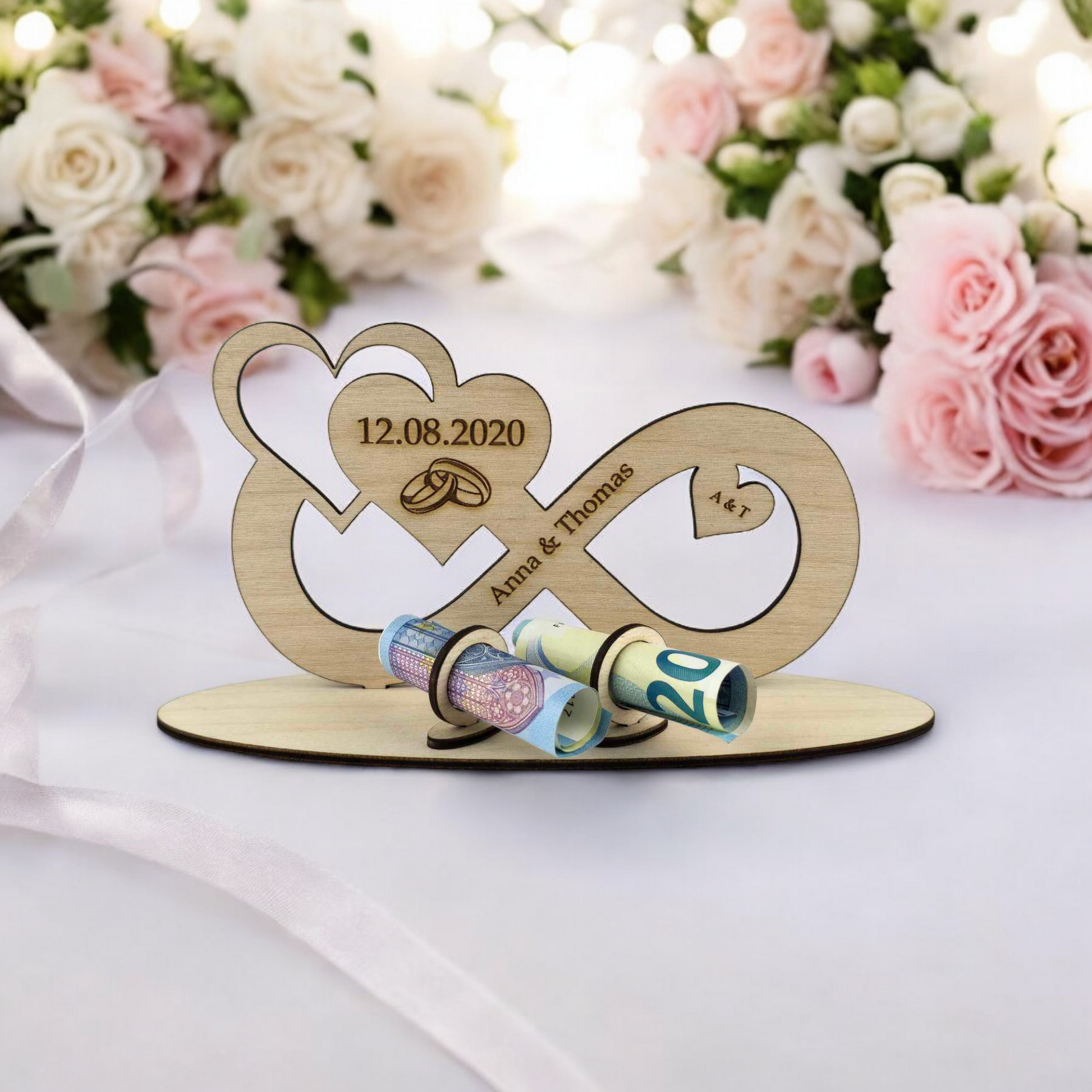 Detailansicht der Gravur: Namen und Datum auf dem personalisierten Unendlichkeitszeichen – besonderes Geschenk zur Hochzeit oder Jubiläum.