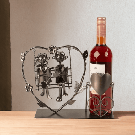 Weinflaschenhalter aus Metall neben dem Hochzeitspaar - Styon
