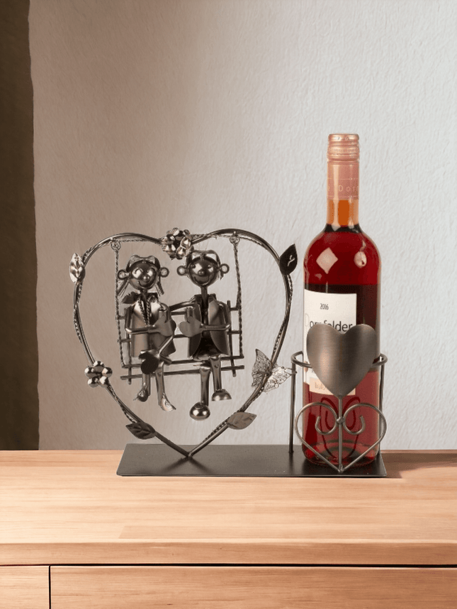 Weinflaschenhalter aus Metall neben dem Hochzeitspaar - Styon